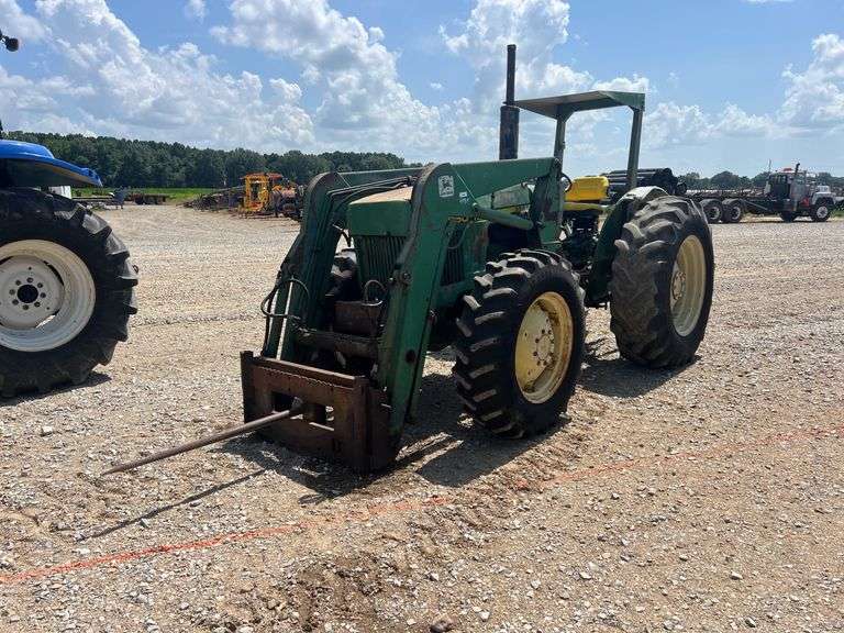 John Deere 1650 Tractor w/ Loader