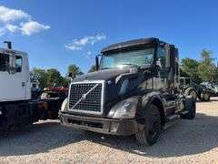 2015 Volvo S/A Daycab Truck