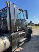 2015 Volvo S/A Daycab Truck