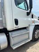 2011 Freightliner Cascadia T/A Daycab Truck