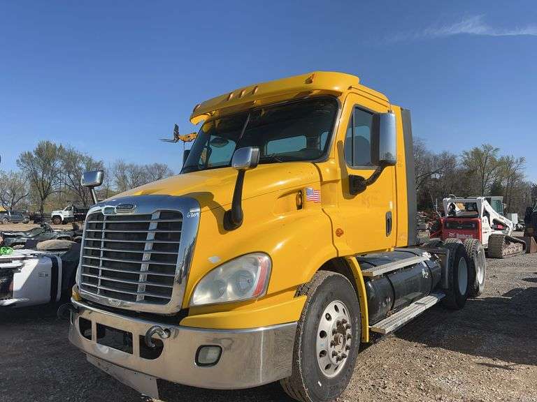 2015 Freightliner T/A Daycab Semi Truck