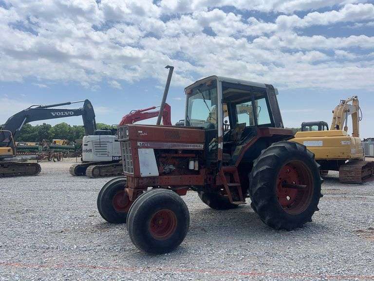 International 1486 Cab Tractor