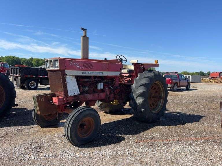 International 1066 Tractor