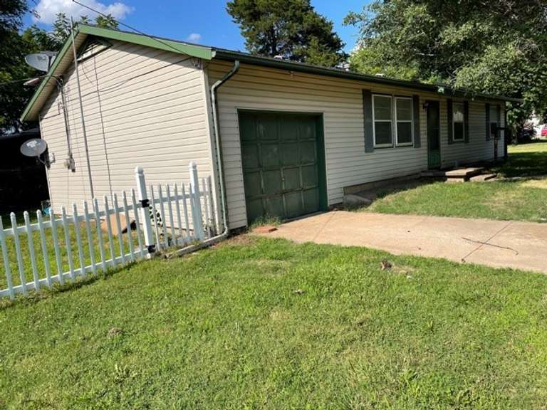 302 N. Elm, Wellington, KS J.P. Weigand & Sons, Inc. Auction Division