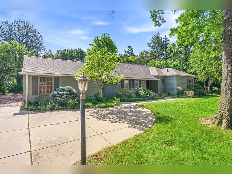 64 S. Stratford Rd, Eastborough, KS 67207