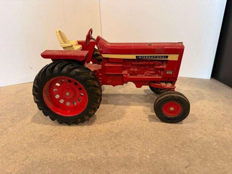 International 856 Tractor