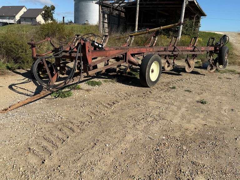International 700 7-Btm Plow - TW