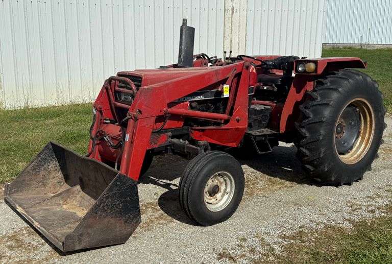 Case IH 585 Tractor w/Loader - KS2802