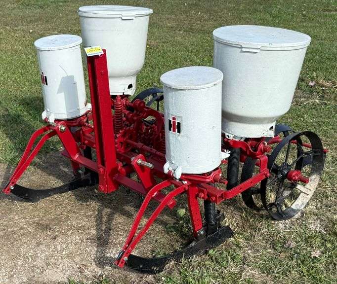 2 Row International Planter - KS2809
