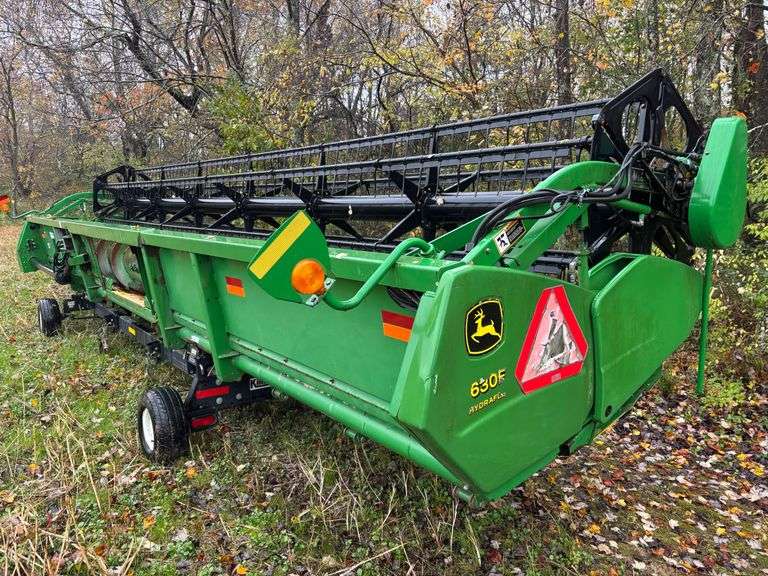 John Deere 630 Grain Head w/ Header Cart