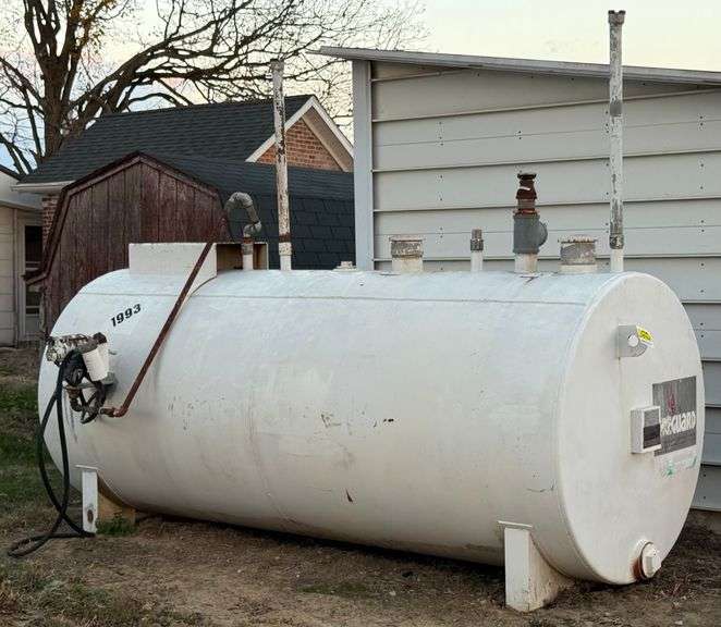 1000 Gallon Fuel Tank & Pump