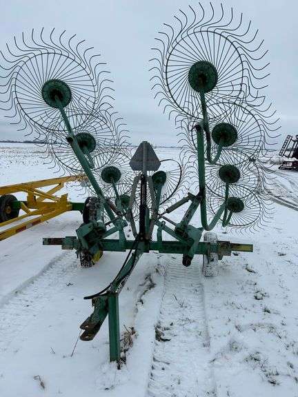 John Deere 702 9-Wheel Hay Rake - TW