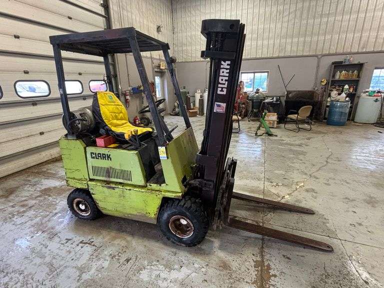 Clark 3 Stage Forklift - WF5744
