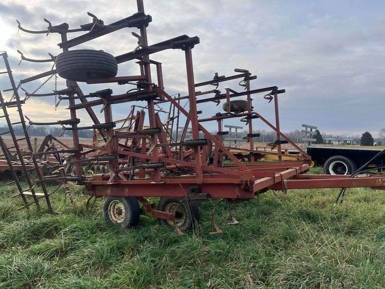 30' IH 45 Vibra Shank Field Cultivator - TW