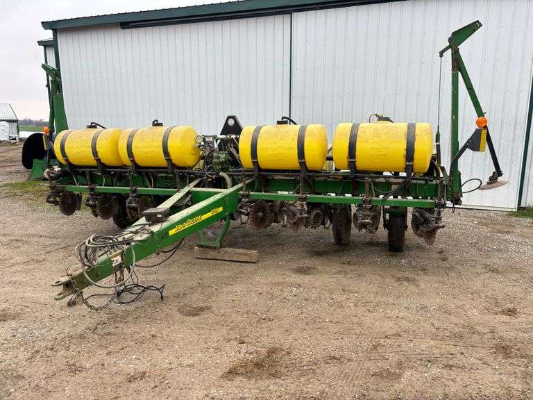 John Deere 8 row 1750 MaxEmerge Planter - WF5752
