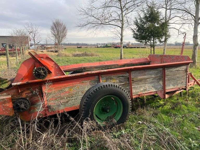 New Idea Manure Spreader - TW