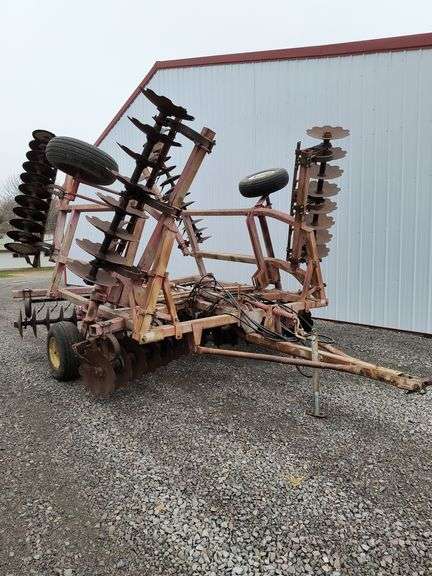 26' Massey Ferguson 820 Disc - TW