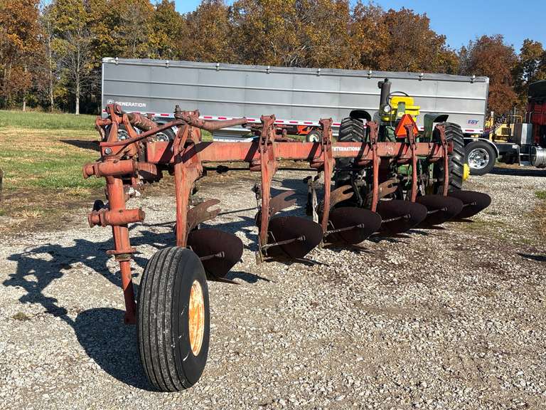 International 720 6 bottom  plow