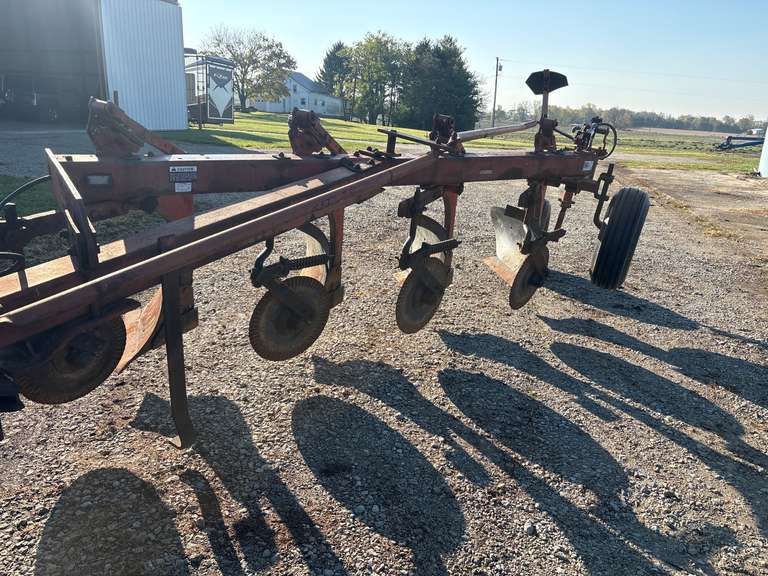 International  720 Plow 4 bottom