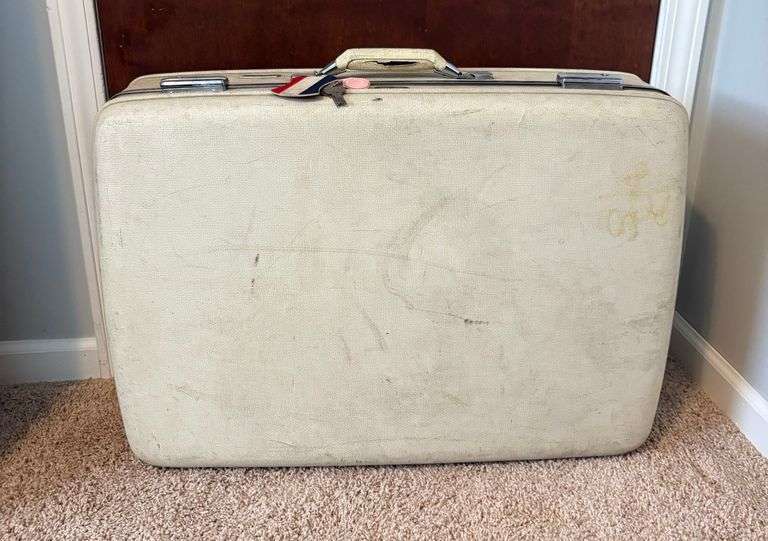 American Tourister Suitcase 26” X 19 1/2” X 8”