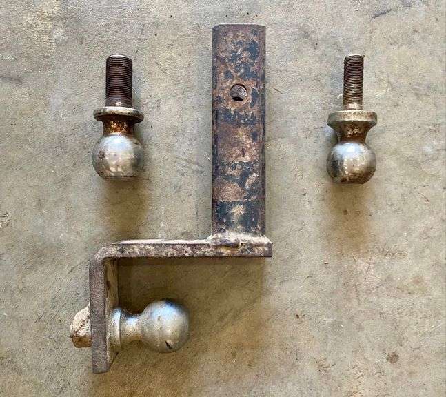 Hitch With 1 7/8 And (2) 2 Inch Hitch Balls
