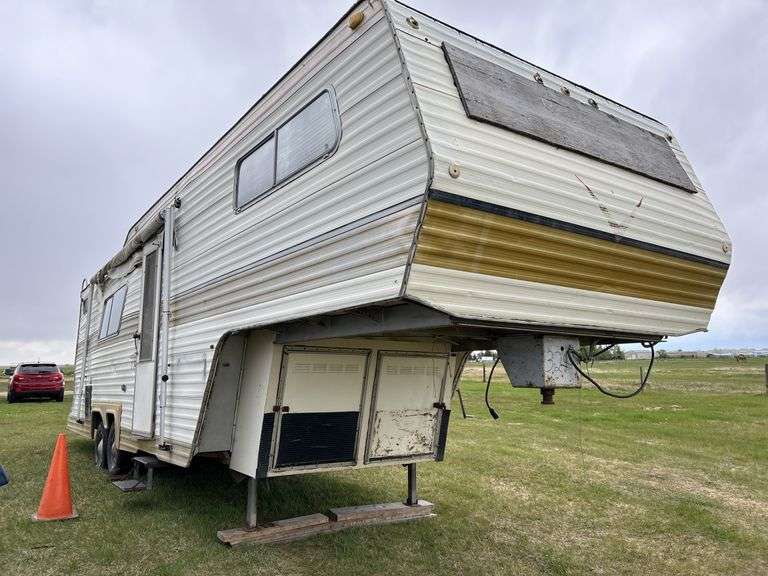 Vanguard Model F3100 5th wheel Travel Trailer, *Unreserved*