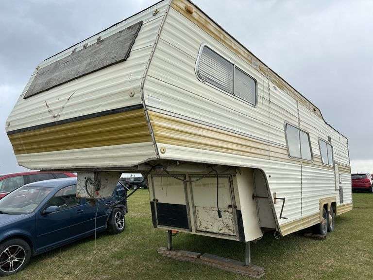Vanguard Model F3100 5th wheel Travel Trailer, *Unreserved*