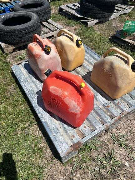 2 - 20L Diesel Jerry Cans Plastic, 2 - 20L Gasoline Jerry Cans Plastic *Unreserved*