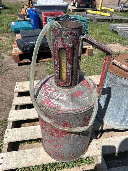 Seton 5 gal Fuel can, Mobil gas 5 gal fuel can, *Unreserved*