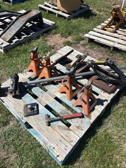 Honda 1320 lb car jack, 4 All Trade 3 ton jack stands 12-17", Hammer, bottle jack 8" PF #1010807 w/ handle, *Unreserved*