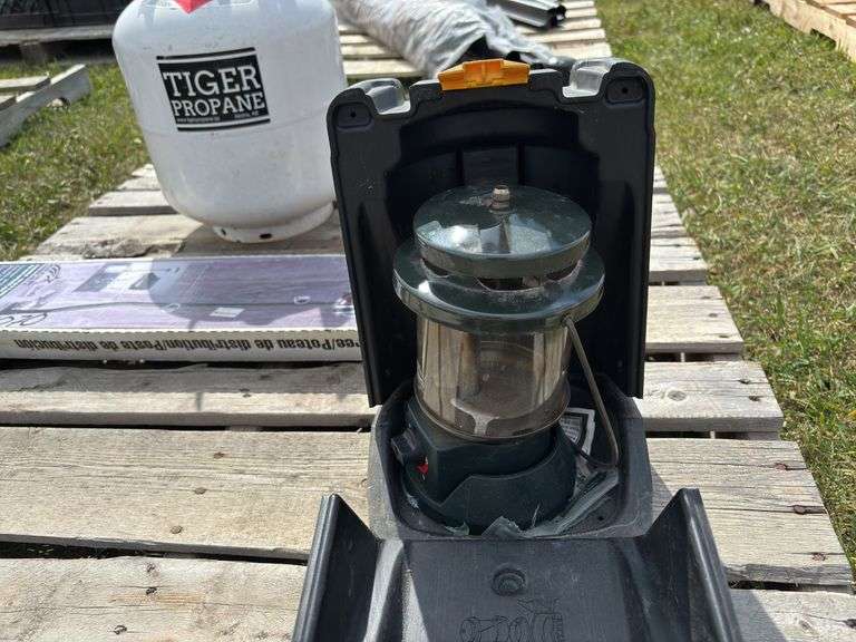 Propane tank 20 lb, Coleman distribution tree for propane tank approx 30", & Coleman Propane lantern in case,  *Unreserved*