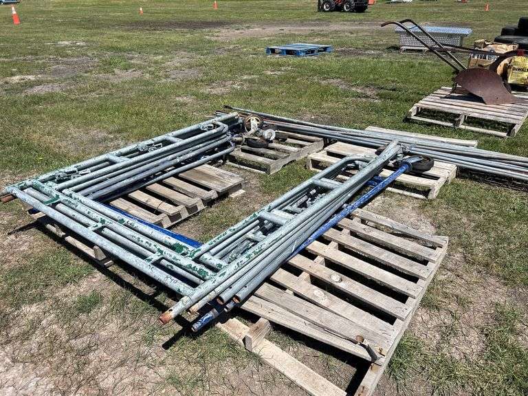 6 pce Scaffolding Sides Approx. 79'' x 62''. 8 - 8'' Swivel Wheels, 7 - Cross Braces *Unreserved*