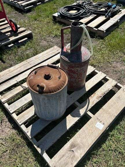 Seton 5 gal Fuel can, Mobil gas 5 gal fuel can, *Unreserved*