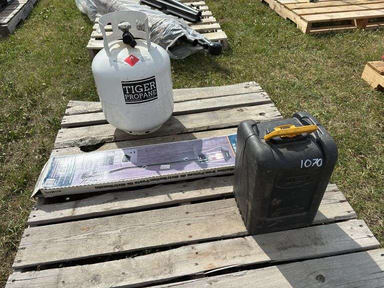 Propane tank 20 lb, Coleman distribution tree for propane tank approx 30", & Coleman Propane lantern in case,  *Unreserved*