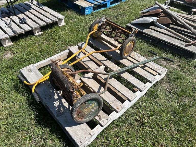 Push Lawn Mower (2) w/ 15'' Blade *Unreserved*