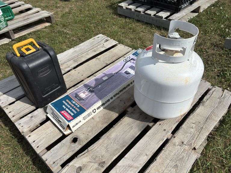 Propane tank 20 lb, Coleman distribution tree for propane tank approx 30", & Coleman Propane lantern in case,  *Unreserved*