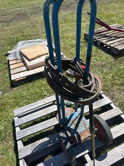 Air Liquide Acetylene Torch w/ cart & regulator, *Unreserved*