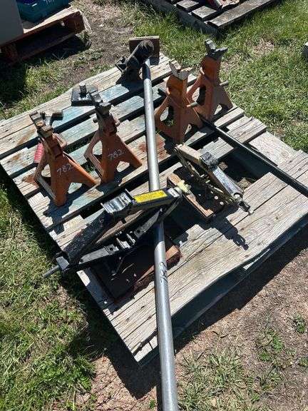 Honda 1320 lb car jack, 4 All Trade 3 ton jack stands 12-17", Hammer, bottle jack 8" PF #1010807 w/ handle, *Unreserved*
