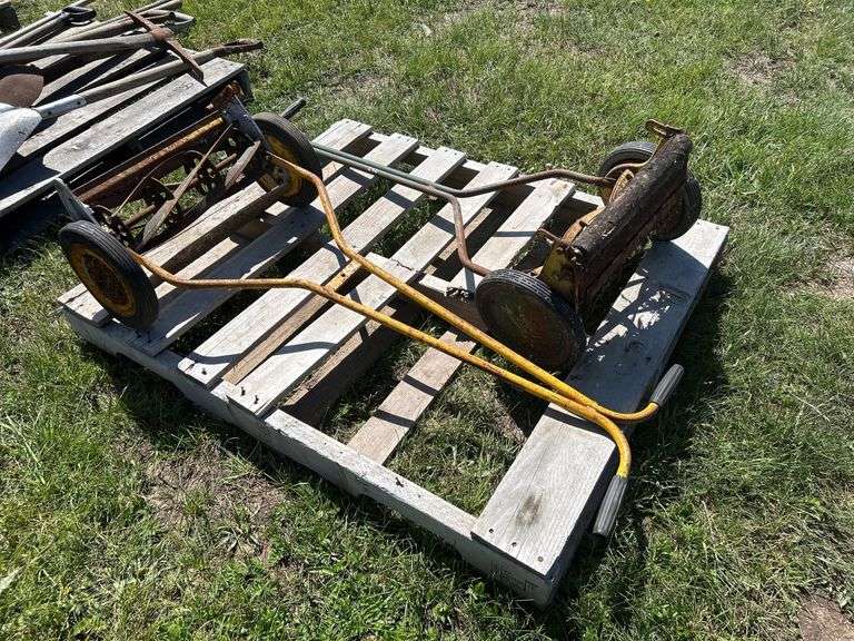 Push Lawn Mower (2) w/ 15'' Blade *Unreserved*