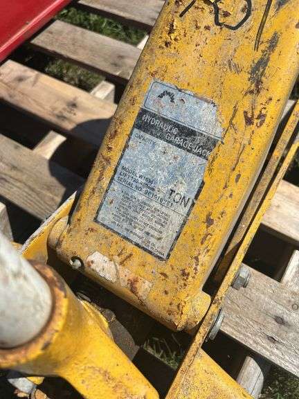 2 Hydraulic floor jacks(1 - PFist 3.5T 4-21" model 04750, 1- WWW Lift 130 sn 901910261), *Unreserved*