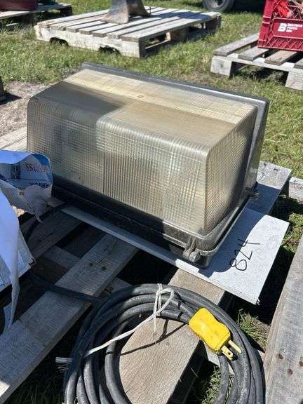 1 - 16'' x 9'' 120V Yard Light , Box Vehicle Handles, Switches *Unreserved*