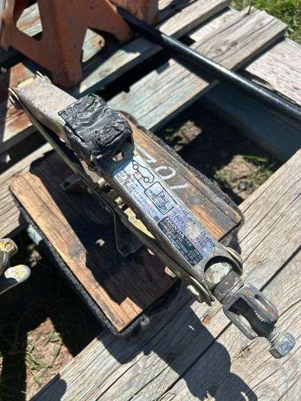 Honda 1320 lb car jack, 4 All Trade 3 ton jack stands 12-17", Hammer, bottle jack 8" PF #1010807 w/ handle, *Unreserved*