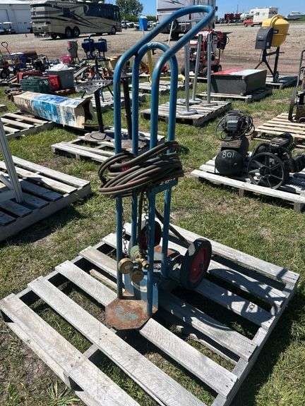 Air Liquide Acetylene Torch w/ cart & regulator, *Unreserved*