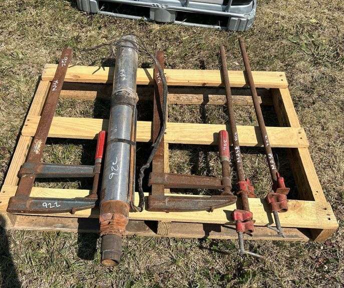 pallet w/ 4 Carpenter clamps, Submersible water pump 1 1/2 hp, *Unreserved*
