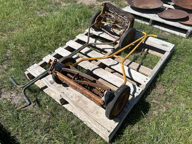 Push Lawn Mower (2) w/ 15'' Blade *Unreserved*