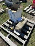 1 - 16'' x 9'' 120V Yard Light , Box Vehicle Handles, Switches *Unreserved*