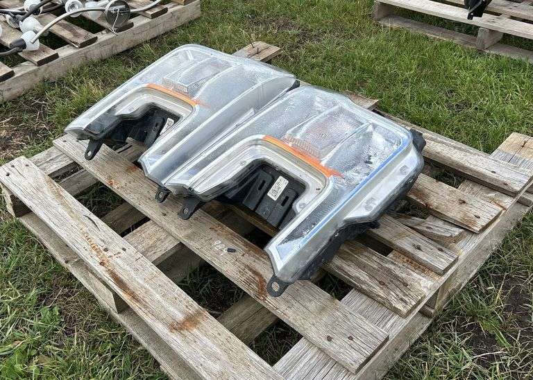Pair of Ford F150 Headlamp assemblies. JL 3413006A/B, JL 3413025 A/C, *Unreserved*