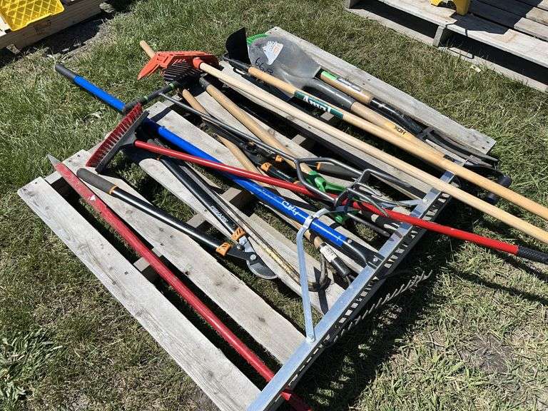 Misc Garden Tools, Shovels, Rakes etc *Unreserved*
