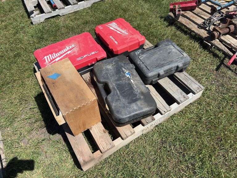Pallet w/ DeWalt DW952 Drill w/ 2 9.6v batteries (unknown condition), Lincoln Guardian grease gun w/ battery & charger, unknown condition, *Unreserved*