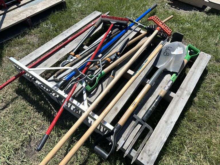 Misc Garden Tools, Shovels, Rakes etc *Unreserved*
